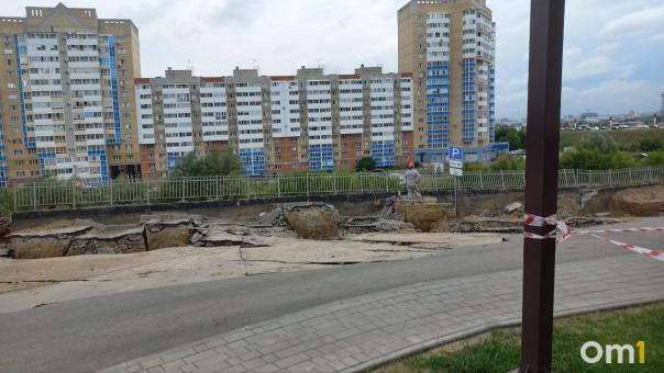 Мэр рассказал о состоянии омского дома, рядом с которым провалилась земля