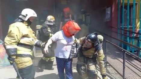 В Омске 19 огнеборцев на пяти «пожарках» боролись с огненной стихией на последнем этаже девятиэтажки