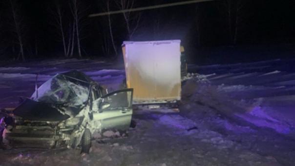 Дети пострадали в ДТП с фурой под Новосибирском, водитель легковушки погиб