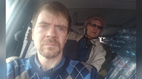 Опасность заражения крови и нервов: тяжелораненую женщину спасал новосибирский общественник в Мариуполе
