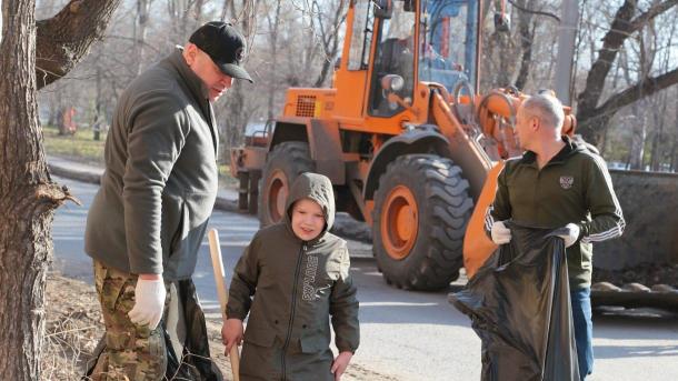 Мэр Шелест похвалил омского школьника за помощь на субботнике