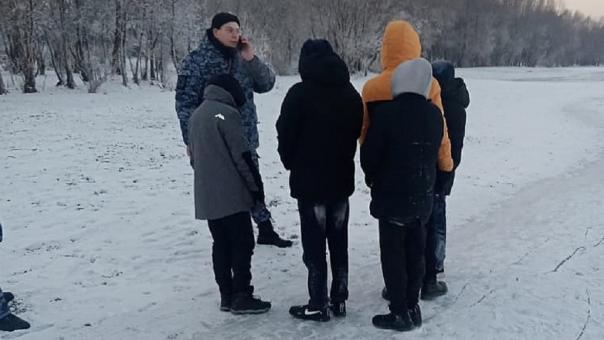 Пятеро детей оказались в опасной ситуации на реке в Новосибирске