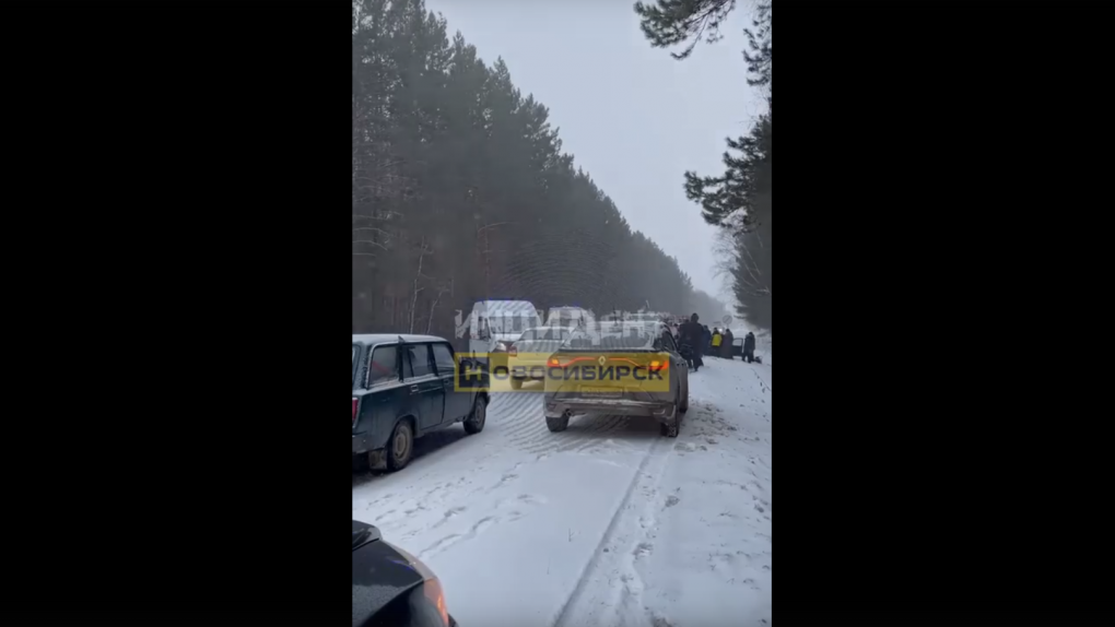 В массовом ДТП на трассе под Новосибирском пострадала несовершеннолетняя