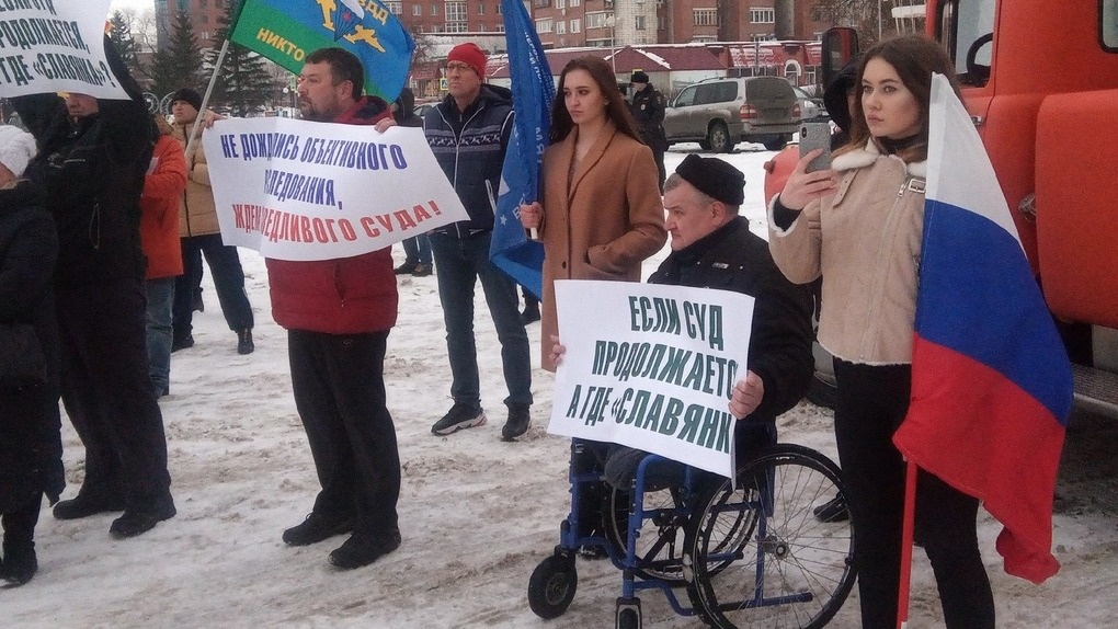 «Купленная экспертиза»: в Омске прошел митинг в поддержку начальника обрушившейся казармы ВДВ