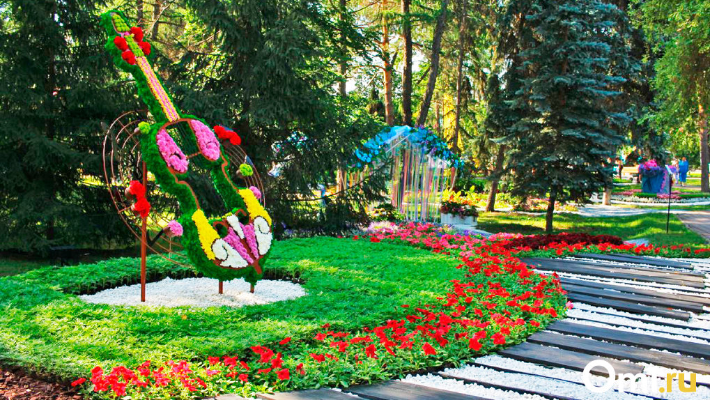 Огромное розовое дерево, сердца из роз и море цветов: в Омске открылась «Флора»