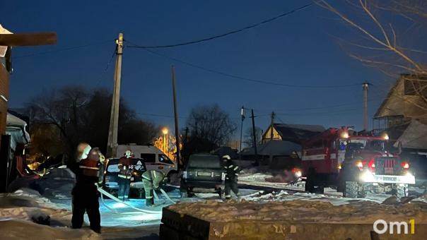 В центре Омска на Северных горел частный дом