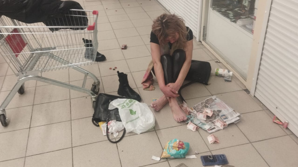 Танцовщица-наркоманка разделась и устроила дебош в магазине Новосибирска