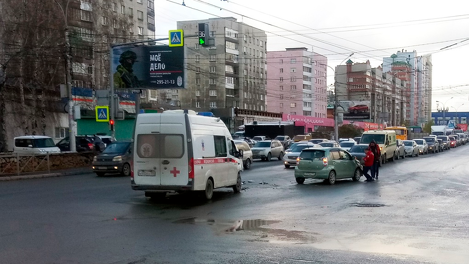 Автомобиль скорой помощи попал в ДТП на оживлённой дороге в Новосибирске