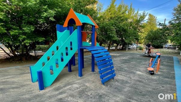 В Омске нетрезвый водитель врезался в детскую площадку с детьми