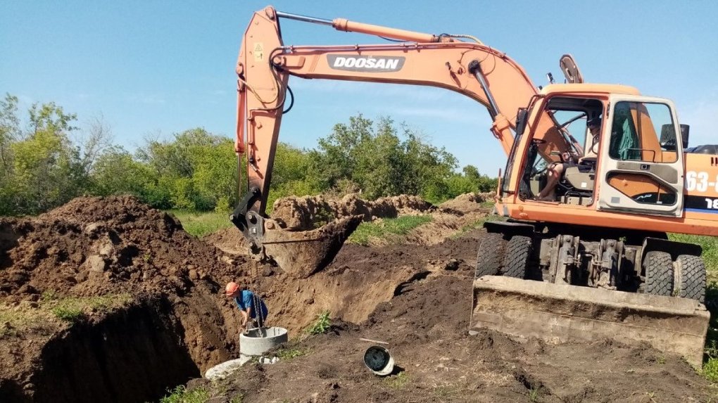 В Калачинском районе прокладывают новый водопровод