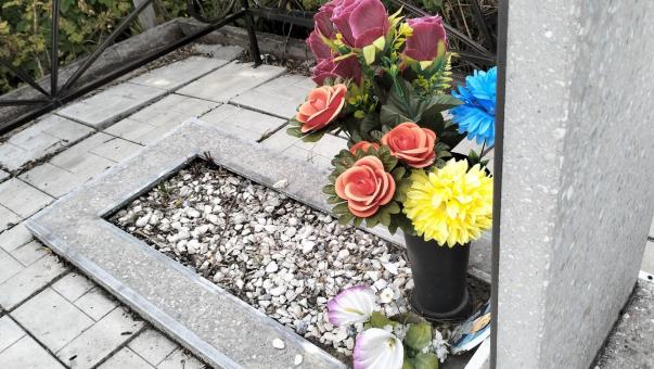 В Таре установили памятник погибшей в Турции МотоТане