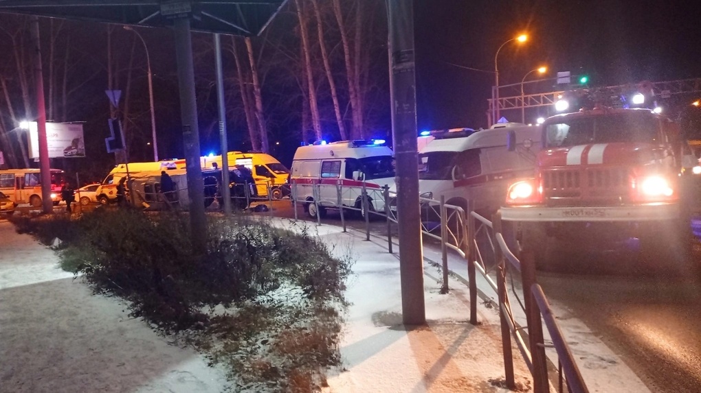 Светофор отлетел, забор смяли: в Новосибирске пьяный водитель врезался в автомобиль скорой помощи. ФОТО