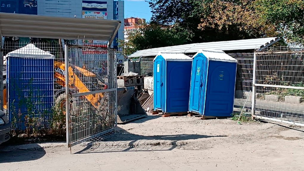 Справляют нужду на тротуаре: новосибирцы жалуются на неприятные запахи от туалета на стройке ЖК «Берлин»