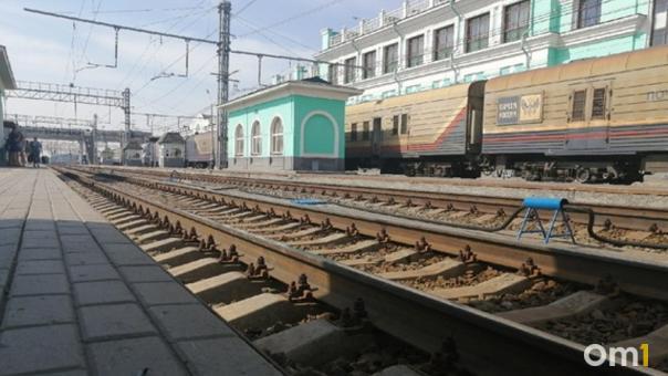 Соцсети: поезд сбил человека на переезде под Омском