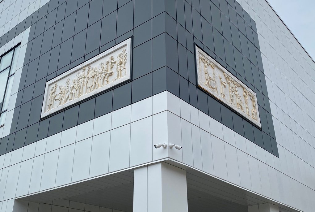 «Лишь отчасти напоминают оригинал»: новосибирцев возмутил заменённый барельеф на фасаде школы №54