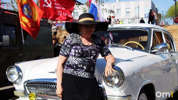 Пионеры, «Запорожец» и Сюткин: в Омске отметили Первое мая в стиле СССР