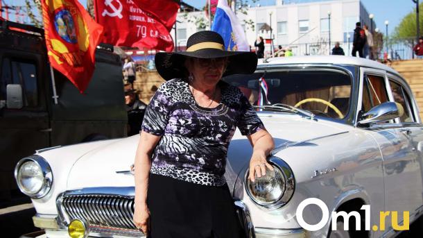 Пионеры, «Запорожец» и Сюткин: в Омске отметили Первое мая в стиле СССР
