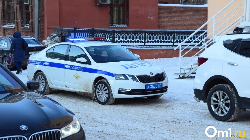В Омске ищут водителя иномарки, который сбил на переходе женщину и скрылся