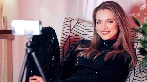 Самая востребованная модель в мире Влада Рослякова приехала к бабушке в омскую деревню