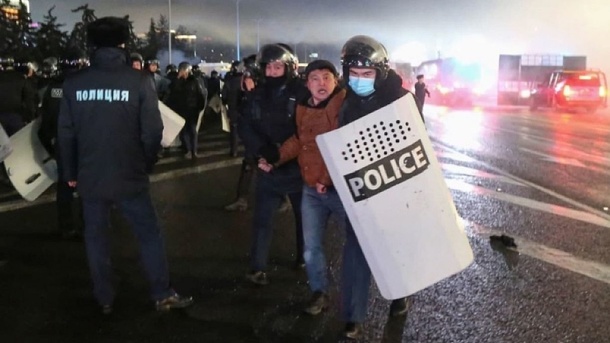 300 человек с оружием задержаны на границе Казахстана