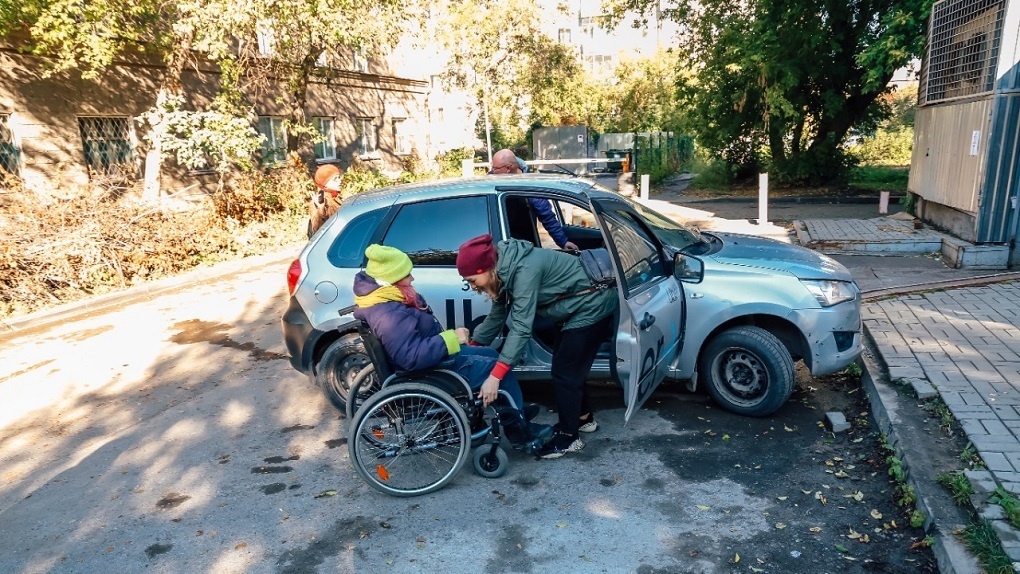 Девушка с ДЦП, которую отказался везти таксист, проверила доступность услуг извоза в Новосибирске