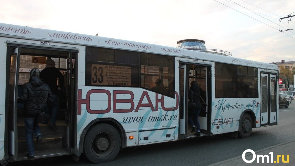 Рекламы не будет: омская мэрия хочет очистить окна общественного транспорта