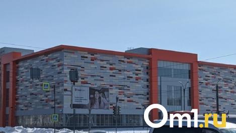 Месть деревьев: на парковке, которую построили в омском парке, появился провал