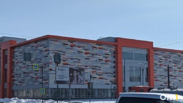 Месть деревьев: на парковке, которую построили в омском парке, появился провал