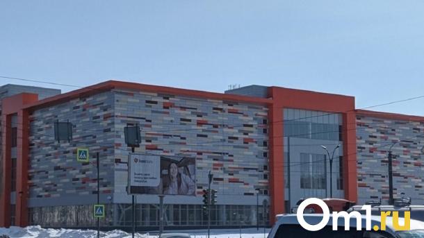 Месть деревьев: на парковке, которую построили в омском парке, появился провал