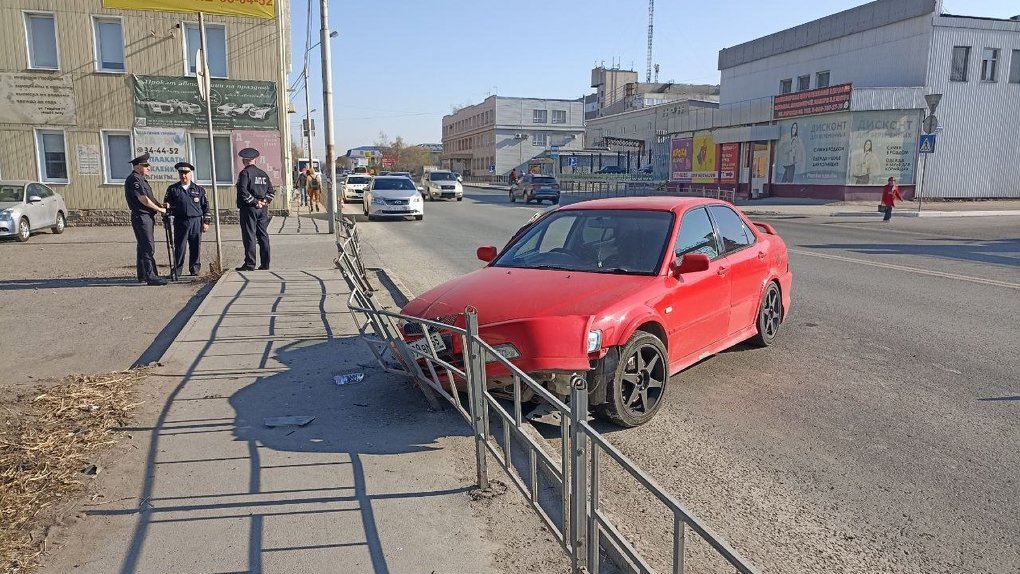 В Омске погиб водитель иномарки. Автомобиль влетел в ограждение на Герцена