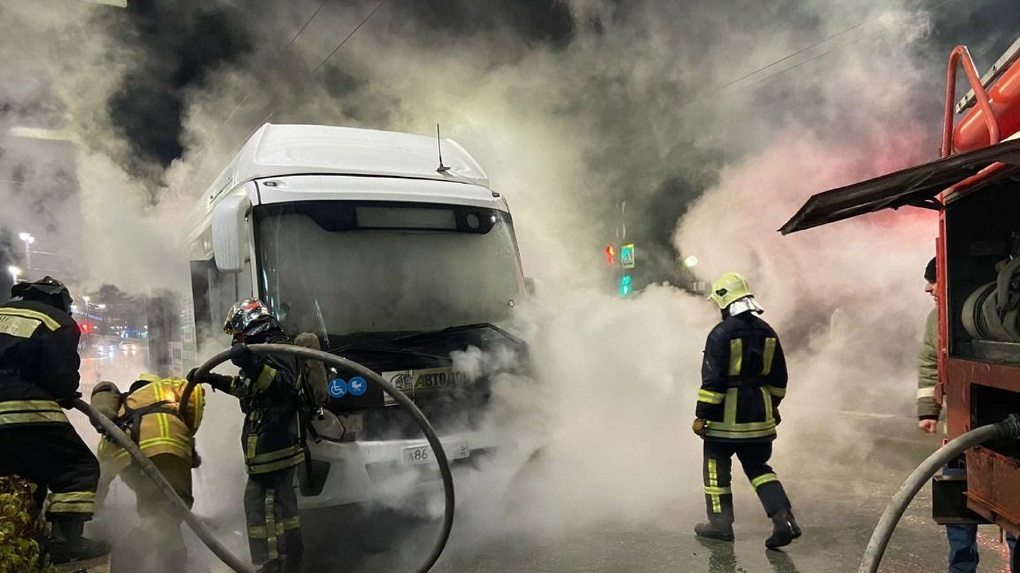 В Омске на ходу загорелся автобус №73 с пассажирами внутри