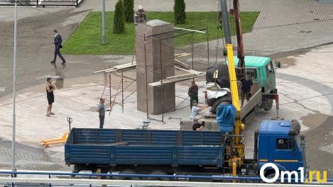 В Омске устанавливают памятник Фёдору Достоевскому у главного корпуса ОмГУ