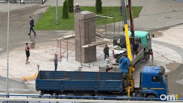 В Омске устанавливают памятник Фёдору Достоевскому у главного корпуса ОмГУ