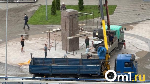 В Омске устанавливают памятник Фёдору Достоевскому у главного корпуса ОмГУ