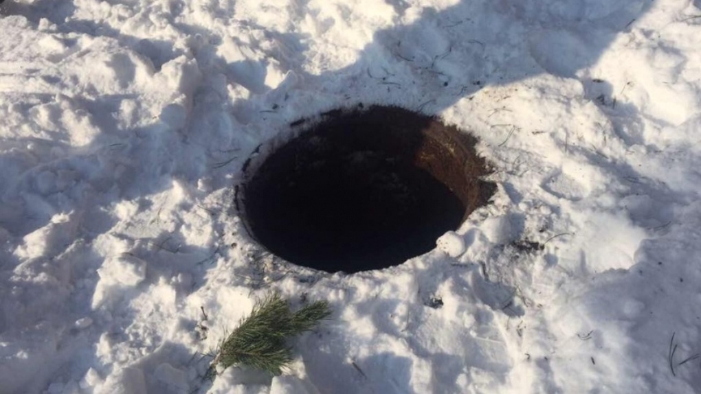 В Омске во дворе жилого дома провалился в канализационный колодец 8-летний школьник