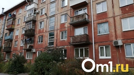 Труп в окне: новосибирцы увидели через стекло тело мужчины в квартире