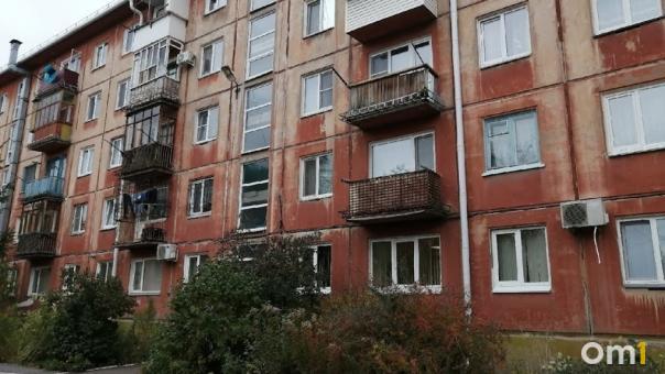 Труп в окне: новосибирцы увидели через стекло тело мужчины в квартире