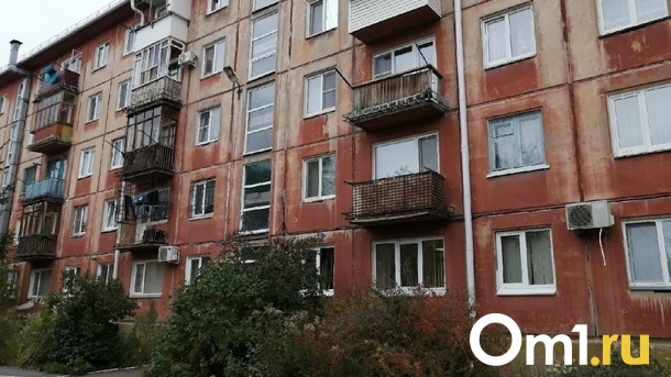 Труп в окне: новосибирцы увидели через стекло тело мужчины в квартире