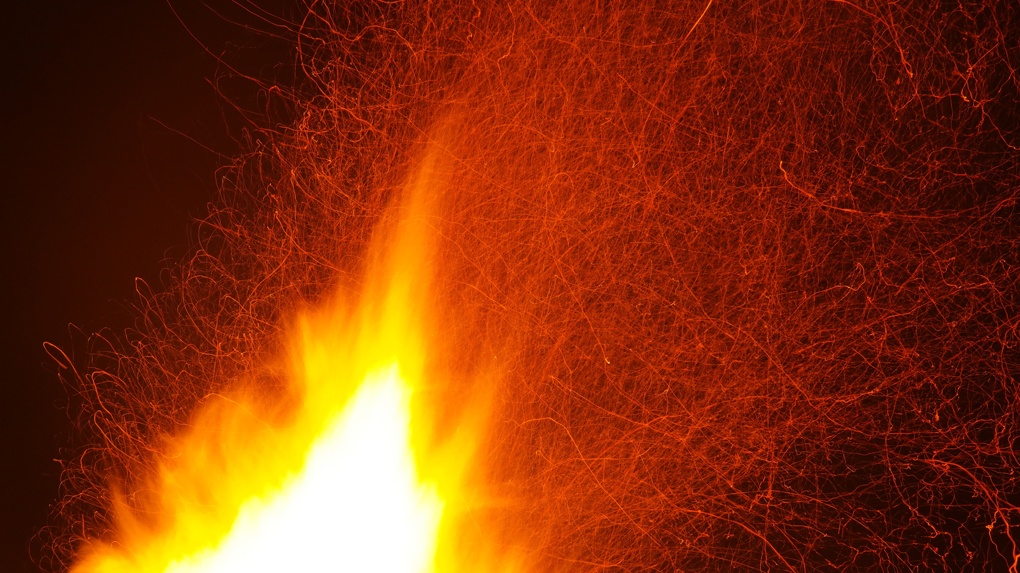 На Хэллоуин в Омске сгорела чья-то машина — ВИДЕО