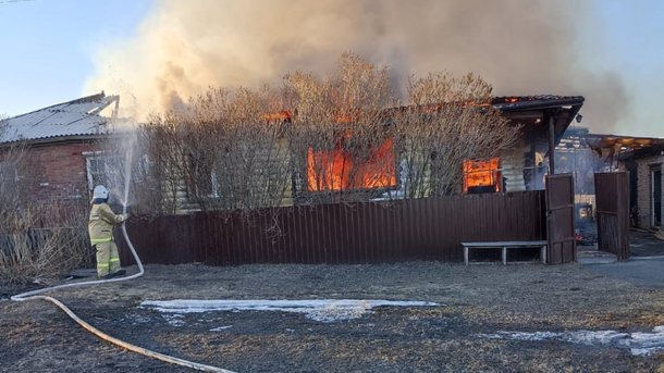 В Омской области сгорел многоквартирный дом — есть пострадавшие