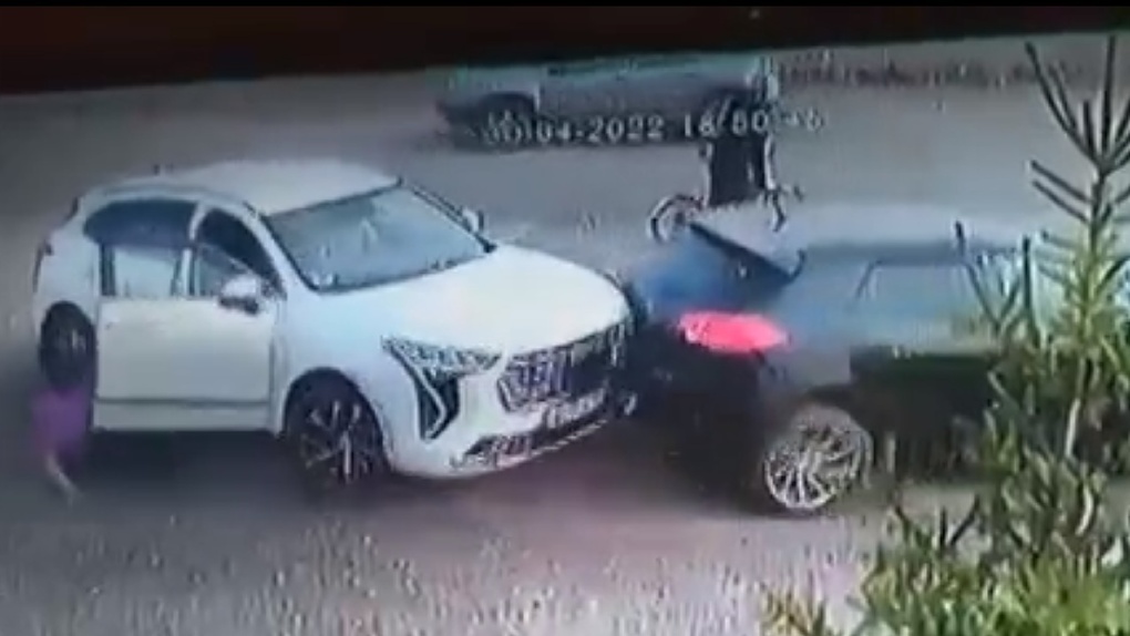 В Омской области женщина вылетела из автомобиля, когда в него садилась ВИДЕО