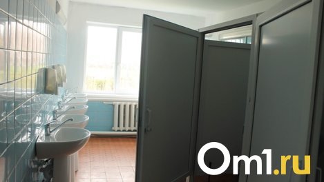 В мужском туалете омского педуниверситета обвалился потолок