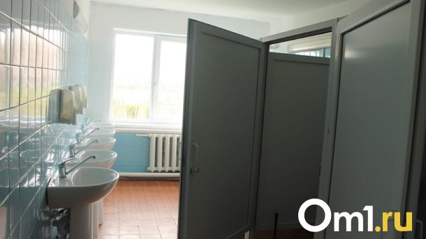 В мужском туалете омского педуниверситета обвалился потолок