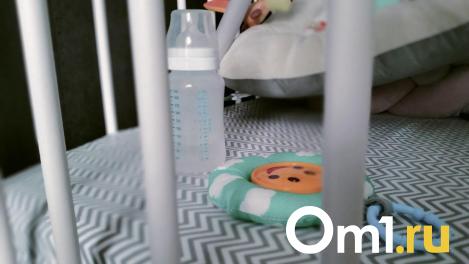 В Омске мать уронила младенца с качелей