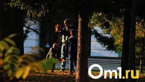 Меньше работать и уходить в отпуск вне графика: омским отцам напомнили о трудовых гарантиях