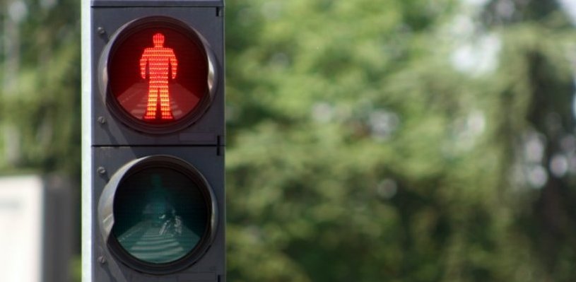 В Омске для безопасности пешеходов скорректируют работу светофора на улице 25-я Линия