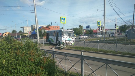 В Омске автобус с пассажирами не вписался в поворот и снёс светофор с ограждением