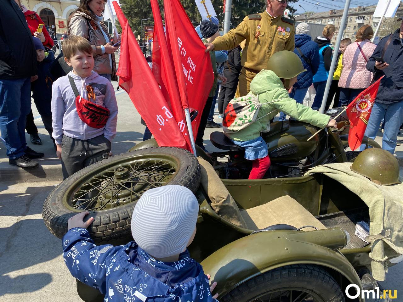 Мероприятия в новосибирске на 9 мая 2024. День Победы Новосибирск. Машина войны. Катюша 9 мая. Ретро автомобили на Невском проспекте 9 мая.