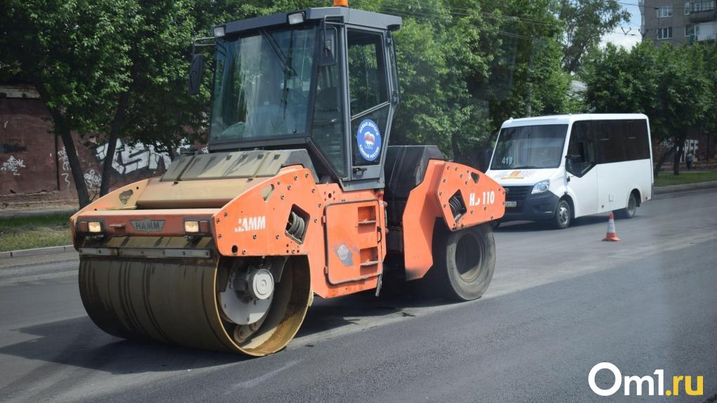 В Омске дорогу заасфальтировали вокруг машин