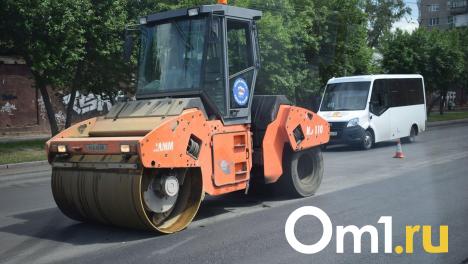 В Омске дорогу заасфальтировали вокруг машин